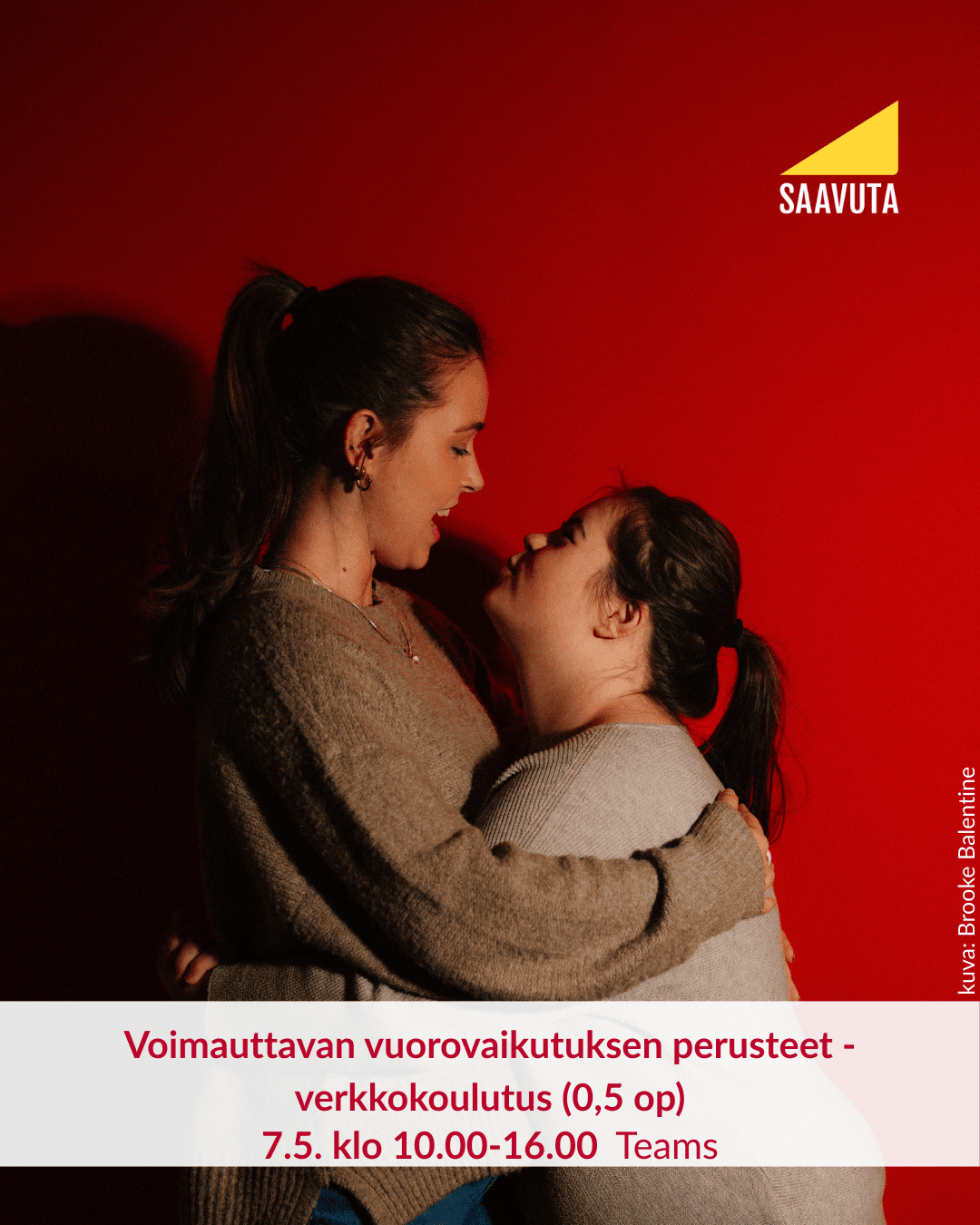 Kaksi naista halaavat